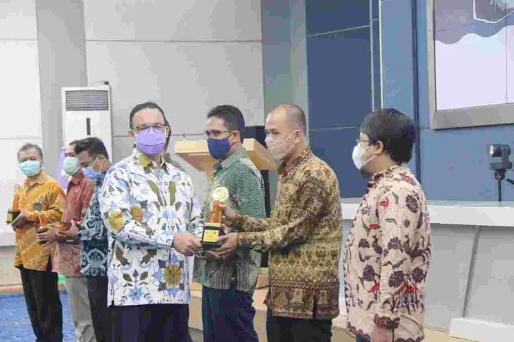 Gubernur DKI Anies Baswedan menyerahkan penghargaan kepada para pemenang karya jurnalistik pada Anugerah MH Thamrin Award 2020 yang dihadiri Ketua PWI Pusat Atal S Depari di Balai Kota, Senin (2/11/2020).