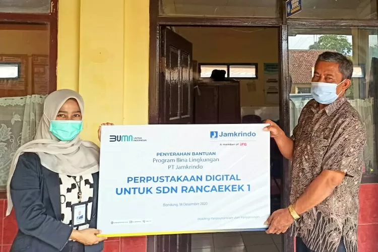 Bantuan Bina Lingkungan berupa perpustakaan digital kepada SD Negeri  Rancaekek 1, Kabupaten Bandung.(foto,ist)