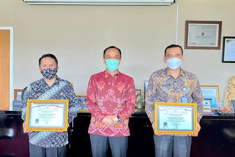 Dirjen Dukcapil Kemdagri Prof Zudan Arif Fakruloh bersama jajarannya di 14 Unit Dukcapil Kemdagri meraih Anugerah Zona Integritas Wilayah Bebas Korupsi (Ist)