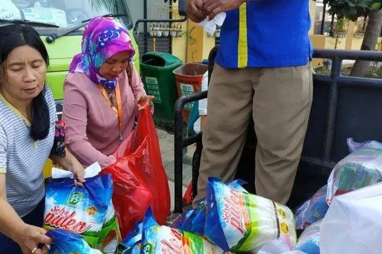 Masyarakat antusias membeli bahan  pangan murah di bazar Dinas KPKP DKI Jakarta, Selasa (12/1/2021).