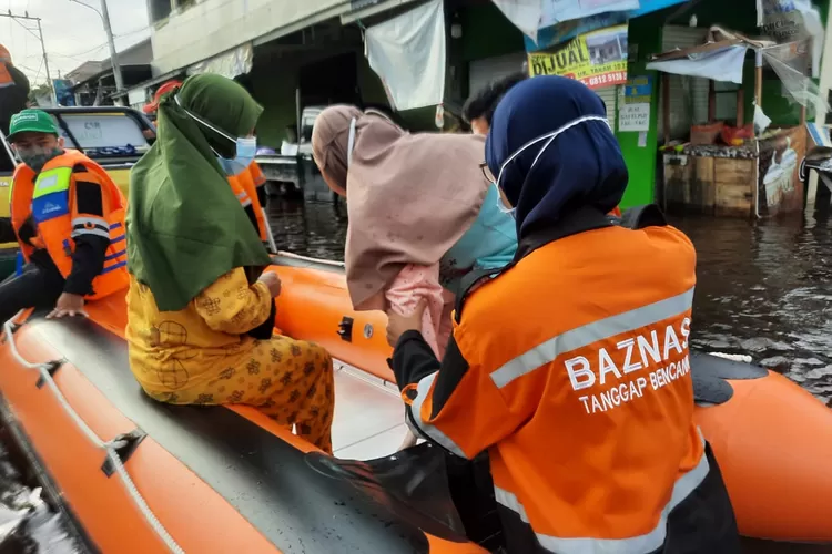 Tim kesehatan dari Baznas Tanggap Bencana melakukan pemeriksaan terhadap warga korban bencana banjir di Banjarmasin, Kalsel, Rabu (20/1/2021).
