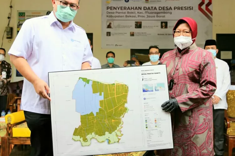 Rektor IPB Prof DR Arif Satria (kiri) serahkan data desa presisi kepada Mensos Tri Rismaharini (kanan).(foto,ist)