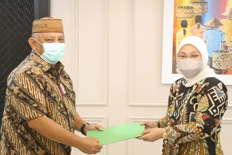  Menaker Ida Fauziyah (kanan) menerima sertifikat lahan untuk pembangunan BLK UPTP dari Gubernur Gorontalo Rusli Habibie (kiri).(foto,ist)