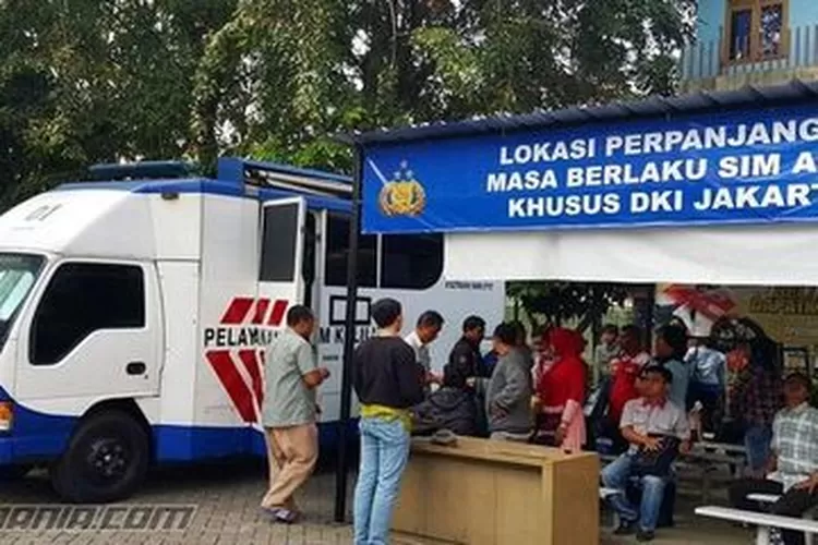 Masyarakat mengikuti layanan SIM Keliling di DKI Jakarta, Selasa (9/2/2021).