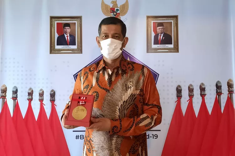 Kepala BNPB/Ketua Satgas Covid-19, Letjen TNI Doni Monardo menerima anugerah “Medali Emas Kemerdekaan Pers” Dewan Pers