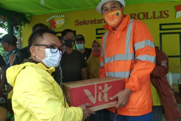 Ketua Fraksi Partai Golkar DPRD DKI  Basri Baco (kiri) menyerahkan bantuan natura untuk korban banjir di Benhil( 20/2/2021). 