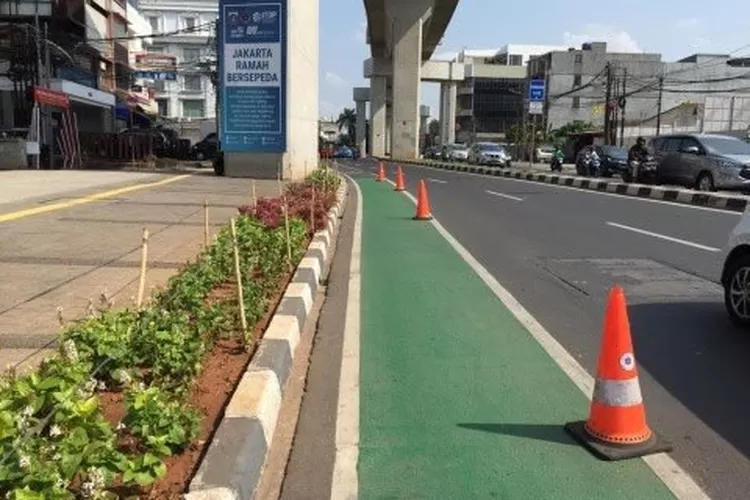 Jalur sepeda di Jl MH Tharim dipermanenkan pada Maret 2021.