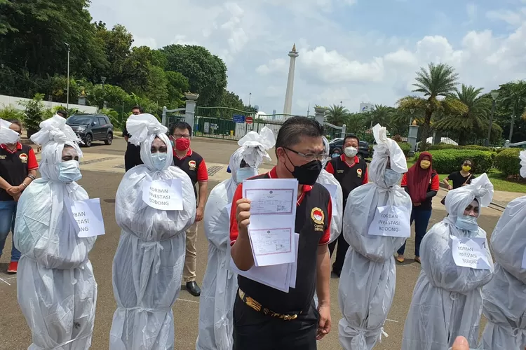 Advokat Alvin Lim  SH, MSc, CFP  melakukan aksi  bersama sejumlah pocong korban investasi bodong Indosurya di Monas, Jakarta Pusat awal pekan lalu. Foto: Suarakarya.id/ Yon P 