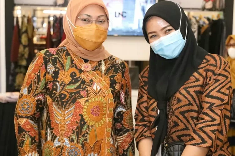 Menaker Ida Fauziyah (kiri) dan alumni pelatihan desainer busana kreasi BBPLK Semarang tahap IV/2020 Putri intan Sukmawati (kanan).(foto,ist)