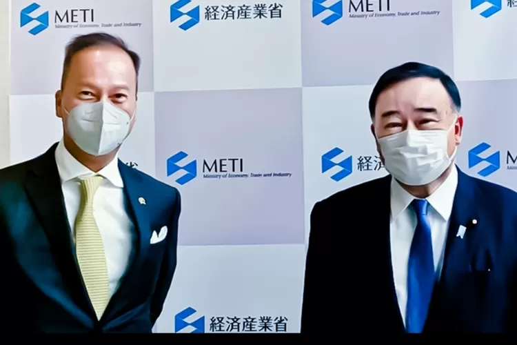 Menteri Perindustrian Agus (Menperin) Gumiwang Kartasasmita (kiri) bersama Minister of Economy, Trade, and Industry (METI) Jepang, Mr. Kajiyama Hiroshi (kanan) saat Menperin melakukan kunjungan kerja ke Jepang, beberapa waktu lalu  