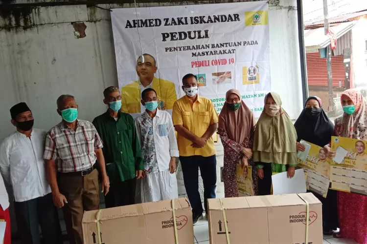 Ahmed Zaki Iskandar Peduli menyerahkan bantuan untuk guru-guru mengaji di kampung-kampung, Minggu (21/3/2021).