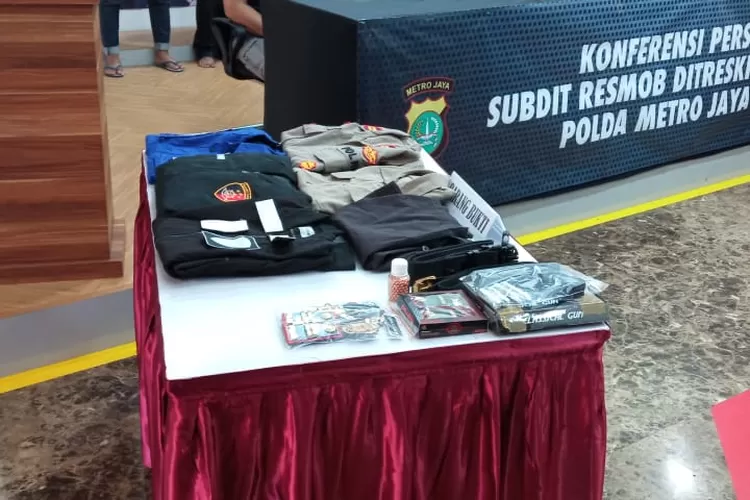 Barang bukti seragam polisi dll milik tersangka. (Istimewa)