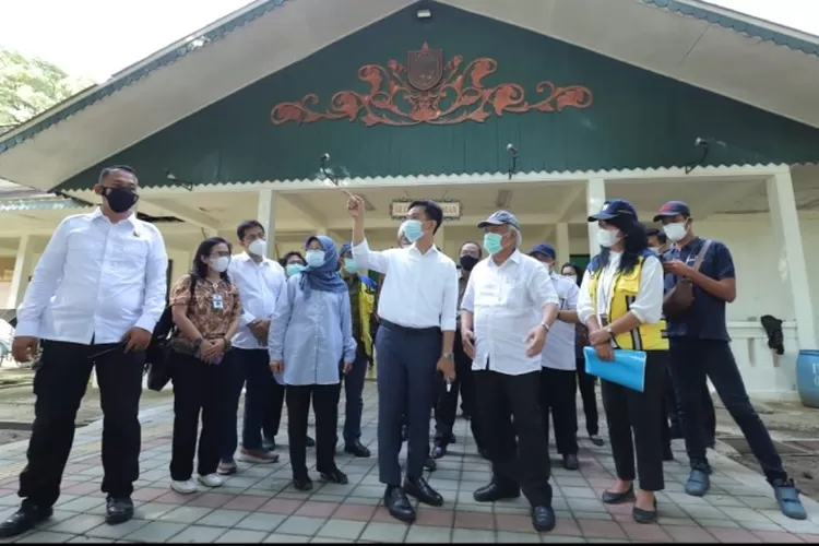 Menteri PUPR Basuki Hadimuljono bersama Wali Kota Solo Gibran Rakabuming Raka meninjau Taman Balekambang Solo