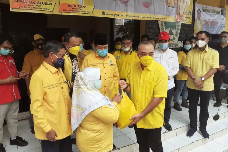 Ketua DPD I Partai Golkar DKI Jakarta Ahmed Zaki Iskandar menyerahkan bingkisan sembako kepada pendonor darah yang ke 20 kali pada baksos Golkar Jaktim Peduli di kantor DPD II, Penggilingan,  Cakung,  Jakarta Timur, Minggu (28/3/2021).