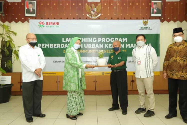 Baznas dan Yayasan Berkah anak negeri meluncurkan program pemberdayaan bagi wilayah urban di Kebon Manggis, Matraman, Jakarta Timur, Jumat (9/4/2021).