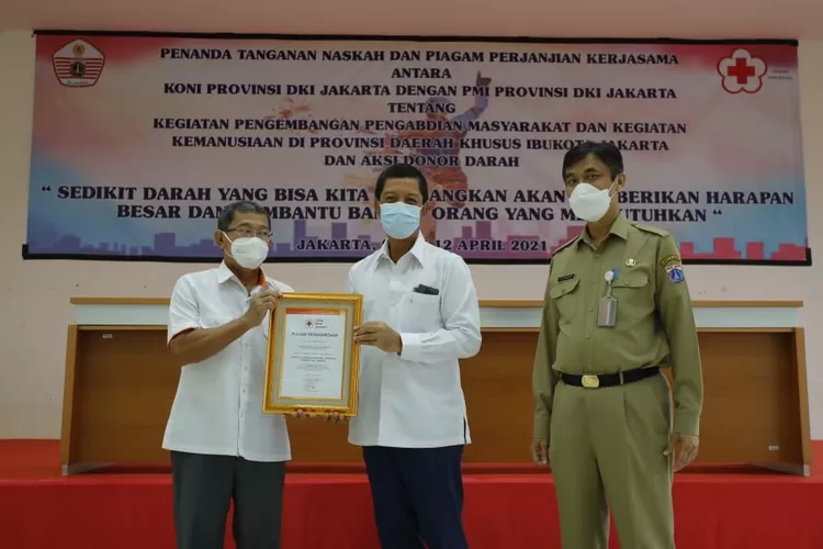 Ketua Umum KONI DKI Jakarta dan Ketua PMI DKI menunjukkan piagam kerjasama disaksikan Kadispora DKI Jakarta. (Foto: Dok Humas KONI DKI). 