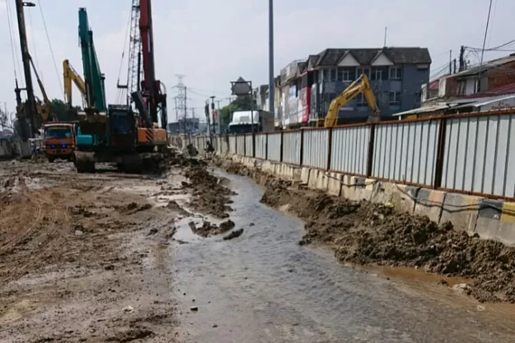 Nampak terlihat genangan air yang keluar dari pipa jaringan distribusi di proyek plyover di Jalan Bulak Kapal, Bekasi Timur, Kota Bekasi. (FOTO: Dharma/suarakarya.id)