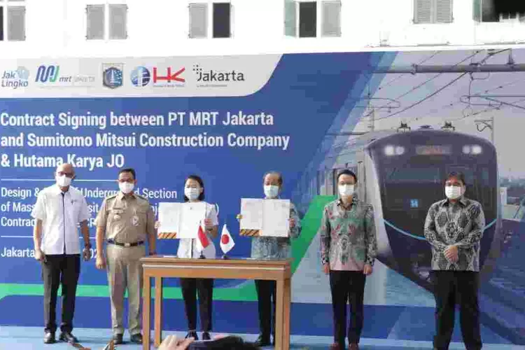 Penandatanganan kontrak kerja sama antara PT. MRT Jakarta dengan SMCC-HK JO yang berlangsung di Taman Fatahillah, Taman Sari, Jakarta Barat, Selasa (20/4/2021).