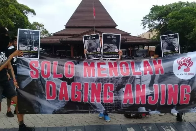 Aktivis menggelar unjukrasa terkait perdagangan daging anjing di Kota Solo beberapa waktu lalu