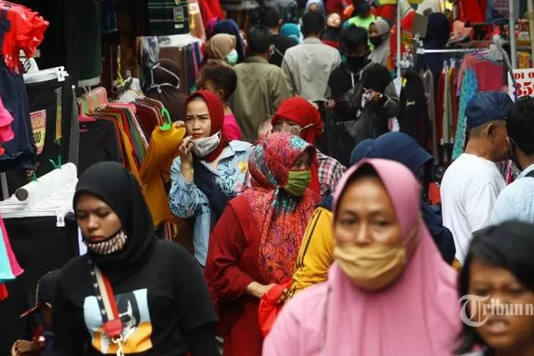 Suasana kepadatan pengunjung pasar Tanah Abang, Jakarta Pusat, Minggu (2/5/2021).