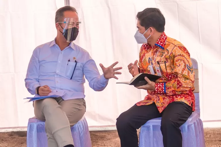 Menperin Agus Gumiwang Kartasasmita berbincang dengan Dirjen Ketahanan, Perwilayahan dan Akses Industri Internasional (Dirjen KPAII) Kemenperin, Eko S.A. Cahyanto saat melakukan kunjungan ke Kawasan Industri Halal (KIH) Cikande, Banten.