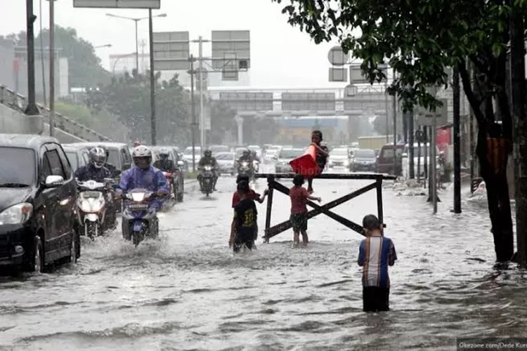 Hujan dengan intensitas aedang menyebabkan sejumlah lokasi di Jakarta Utara tergenang,  Selasa (18/5/2021).