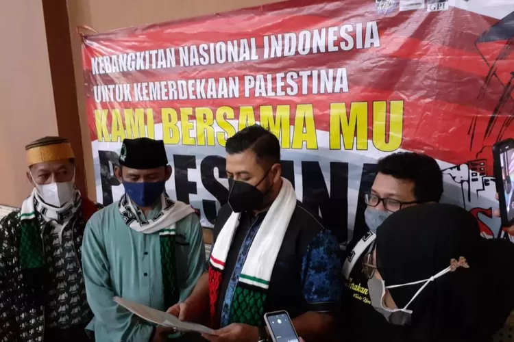 Penanggungjawab Aksi Pemuda Jakarta Untuk Palestina M Nico Kapisan membacakan pernyataan sikap dukungan untuk masyarakat Pelestina di gedung KNPI, Rawamangun, Jakarta Timur, Kamis (20/5/2021).