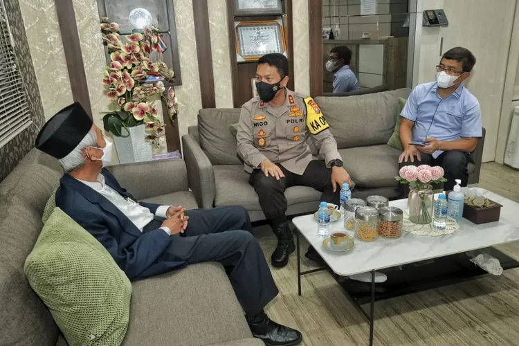 Ketua PW Muhammadiyah Jatim Saad Ibrahim dan Kapolda Irjen Nico Afinta bertemu di Mapolda. (Istimewa)