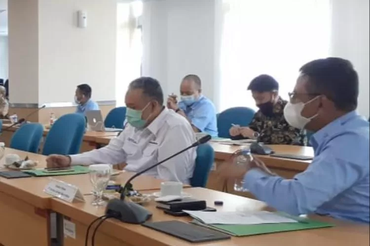 Direktur Pngembangan KBN Agus Hendardi (kanan) saat mengikuti rapat Pansus KBN DPRD DKI, Selasa (25/5/2021).