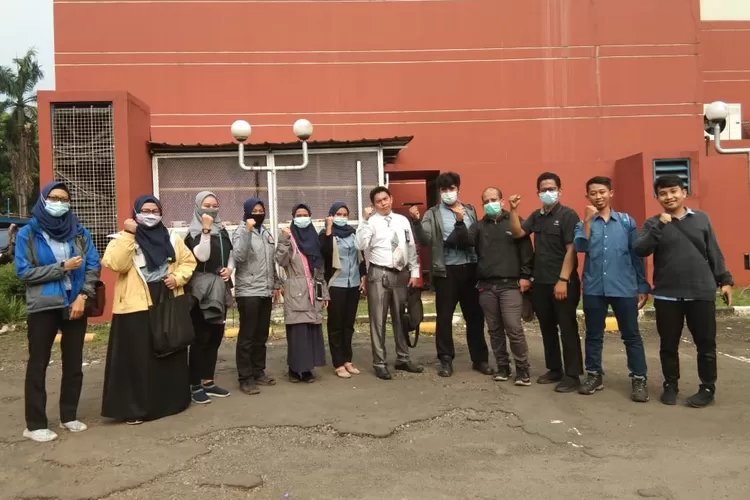 Sejumlah karyawan PHK sepihak PT Trans Retail Indonesia saat didampingi kuasa hukum. (FOTO: Ist).
