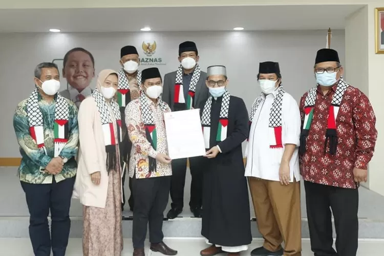 Penyerahan donasi dari rakyat Indonesia kepada para mahasiswa Palestina, Rabu (2/6/2021).