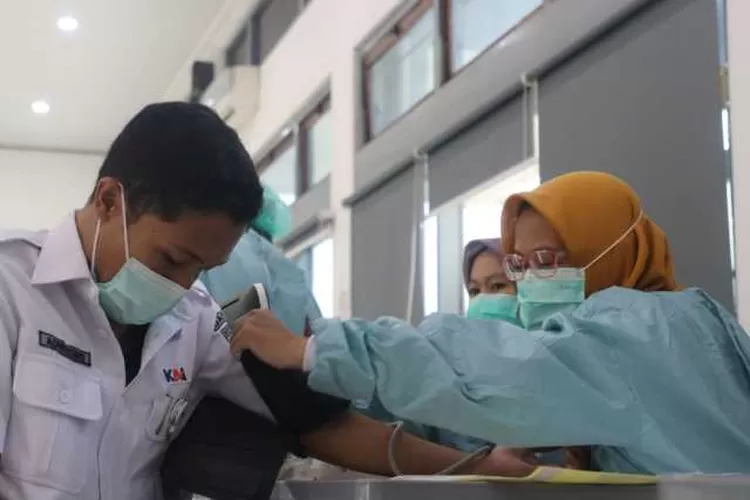 Pegawai PT KAI Daop 6 Yogyakarta mendapatkan vaksin Covid-19
