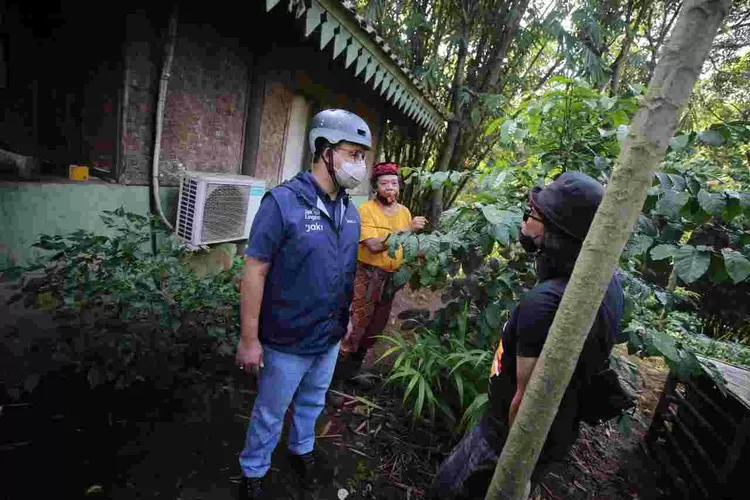 Gubernur DKi Anies Baswedan bersama penggiat  llingkungan  hidup Babe Idin menanam bambu di Hutan Kota Sangga Buana, Jaksel, Sabtu (5/6/2021). Kegiatan ini dalam rangka H ati Lingkungan Hidup Sedunia.