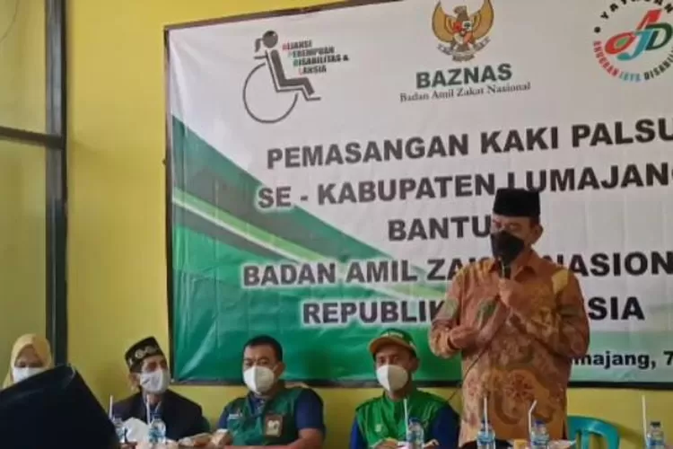 Penyerahan  15 pasang kaki palsu untuk penyandang disabilitas kurang mampu di Kabupaten Lumajang, Jatim, Senin (7/6/2021).
