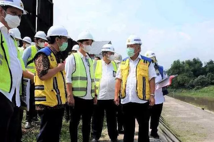 Menteri Pekerjaan Umum dan Perumahan Rakyat (PUPR) Basuki Hadimuljono bersama Wali Kota Solo Gibran Rakabuming Raka, meninjau proyek pembangunan pintu air Demangan