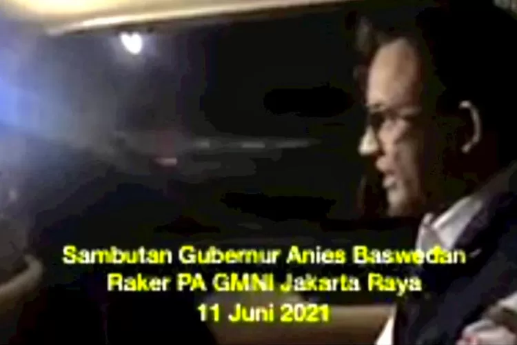 Gubernur DKi Anies Baswedan  saat memberi sambutan Rakerda GMNI di atas mobil.