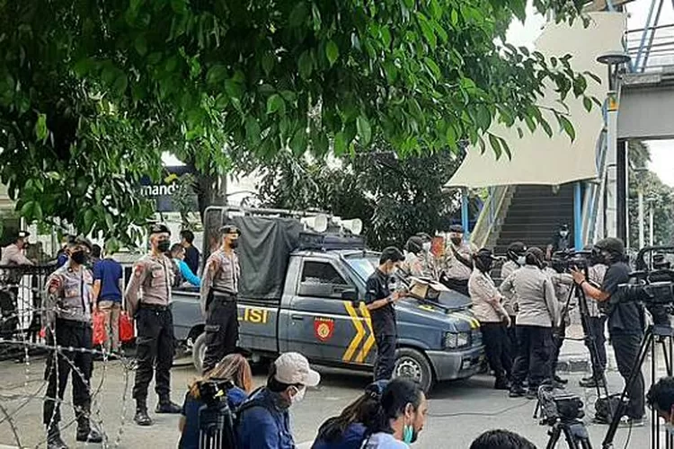 aparat berjaga-jaga di PN Jakarta Timur jelang putusan kasus Rizieq Shihab