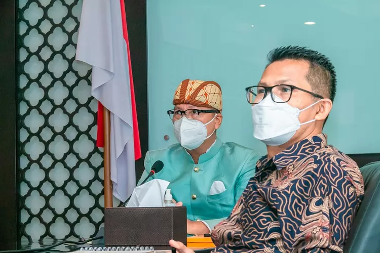 Menperin Agus Gumiwang Kartasasmita bersama Juru Bicara Kementerian Perindustrian Febri Hendri Antoni Arif menjamin ketersediaan tabung gas oksigen medis mencukupi (Ist(