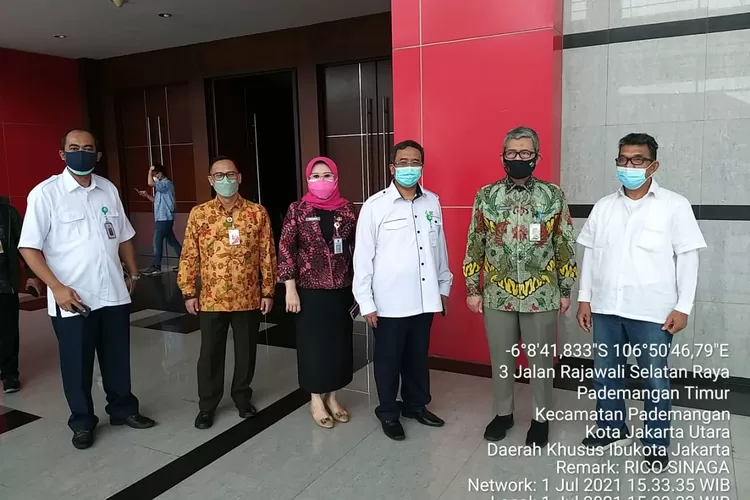 Sejumlah pejabat dari Kementerian Kesehatan dan Dinas Kesehatan DKI beserta Komisaris dan jajaran manajemen Jiexpo mensurvei  kemungkinn Jiexo Kemayoran menjadi RS Darurat Covid-19, Kamis (1/7/2021).