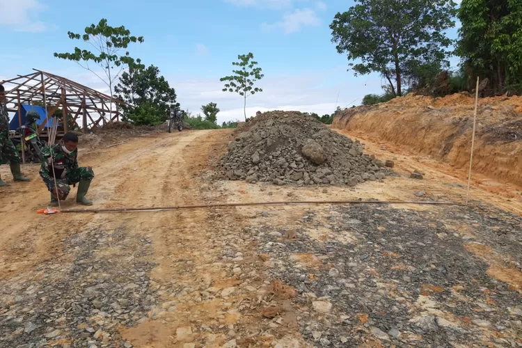 TNI Manunggal Membangun Desa (TMMD) Kodim  0911/ Nunukan  membangun jalan desa di Binusan Dalam, Nunukan, Kaltara,Jumat (2/7/2021).
