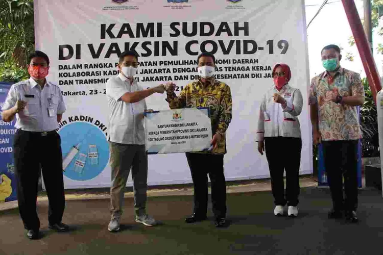 Sumvangan 100 tabung oksigen dari Kadin DKI Jakarta diterima oleh Gubernur DKI Anies Baswedan, Kamis (8/7/2021).