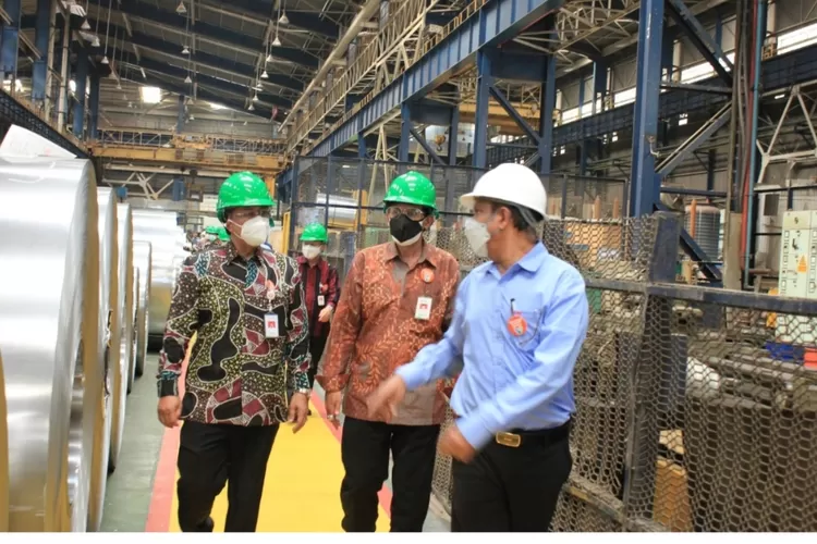 Dirjen Industri Logam, Mesin, Alat Transportasi, dan Elektronika (ILMATE) Kementerian Perindustrian, Taufiek Bawazier (kedua kanan) meninjau proses produksi saat mengunjungi perusahaan baja PT. AM/NS Indonesia di Kawasan MM2100, Cibitung, Bekasi (Ist)