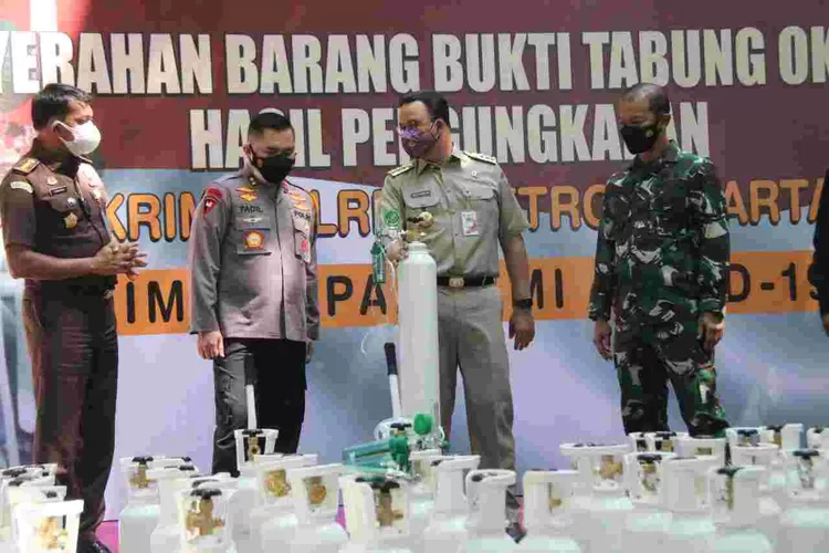 Gubernur DKI Jakarta Anies Baswedan menerima penyerahan tabung oksigen yang diselundupkan oleh oknum secara ilegal dari Kapolda Metro Jaya Irjen Pol Fadil Imran, Selasa (27/7/2021).