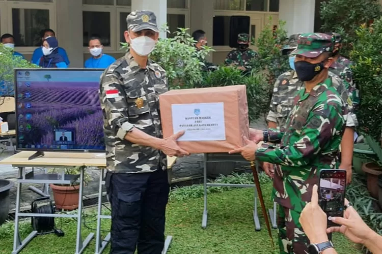 Panglima Kodam Jakarta Raya (Pangdam Jaya) Mayjen TNI Mulyo Aji hadir dalam pemberian vaksinasi kepada masyarakat yang berlokasi di SMP Bhakti Mulia 400 Lebak Bulus, Rabu (4/8/2021).