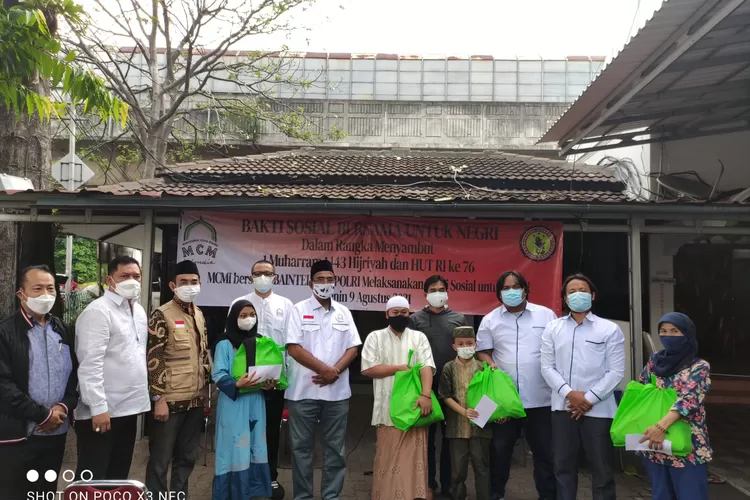 Mabes Polri dan Masyarakat Cinta Masjid Indonesia (MCMI) menggelar baksoa menyantuni 100 anak yatim di Masdjit Cut Moetia, Menteng, Jakarta Pusat, Senin (9/8/2021).