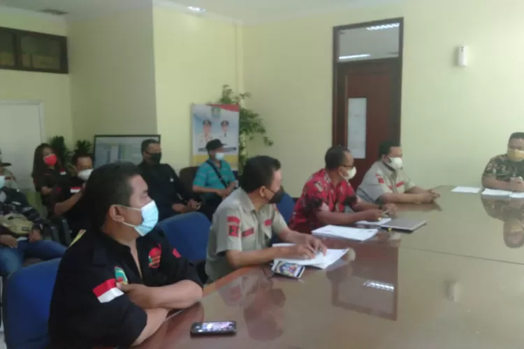 Tim advokasi pedagang Perumnas I dari FKPPBM saat melakukan audiensi dengan Bagian Tata Pemerintahan (Tapem) Sekretaris Daerah dan pihak terkait di ruang Asda I, Pemkot Bekasi, pada Kamis (12/8/2021). (FOTO: Dharma/Suarakarya.id).