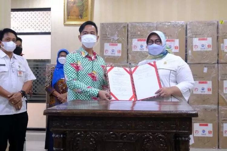 Wali Kota Solo Gibran Rakabuming memberikan bantuan oksigen konsentrator kepada Bupati Sragen, Kusdinar