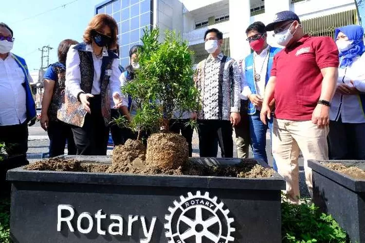 BI bersama Rotary menyerahkan bantuan tanaman pot untuk mendukung penghijauan di Solo