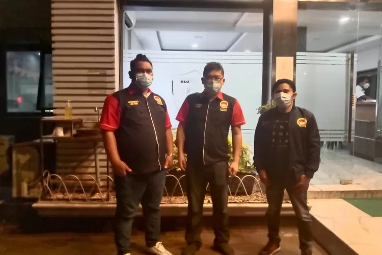 Para advokat dari LQ Indonesia Saddan M Sitorus (kiri) Alvin Lim (tengah) dan Sugi (Kanan) usai mendatangi Polda Metro Jaya mengurus  pencabutan LP kasus korban investasi bodong di Polda Metro Jaya, Senin (30/8/2021).
