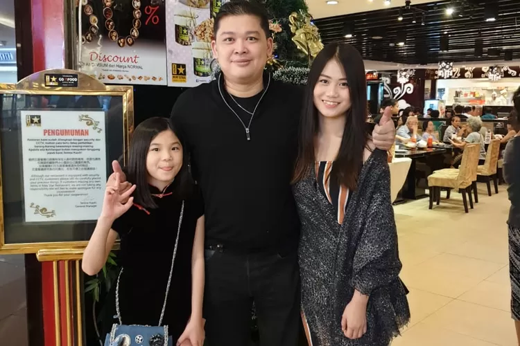 Advokat Alvin Lim  bersama putrinya Kate Victoria Lim dan istri tercintanya.
